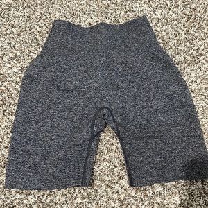 NVGTN scrunch biker short size medium